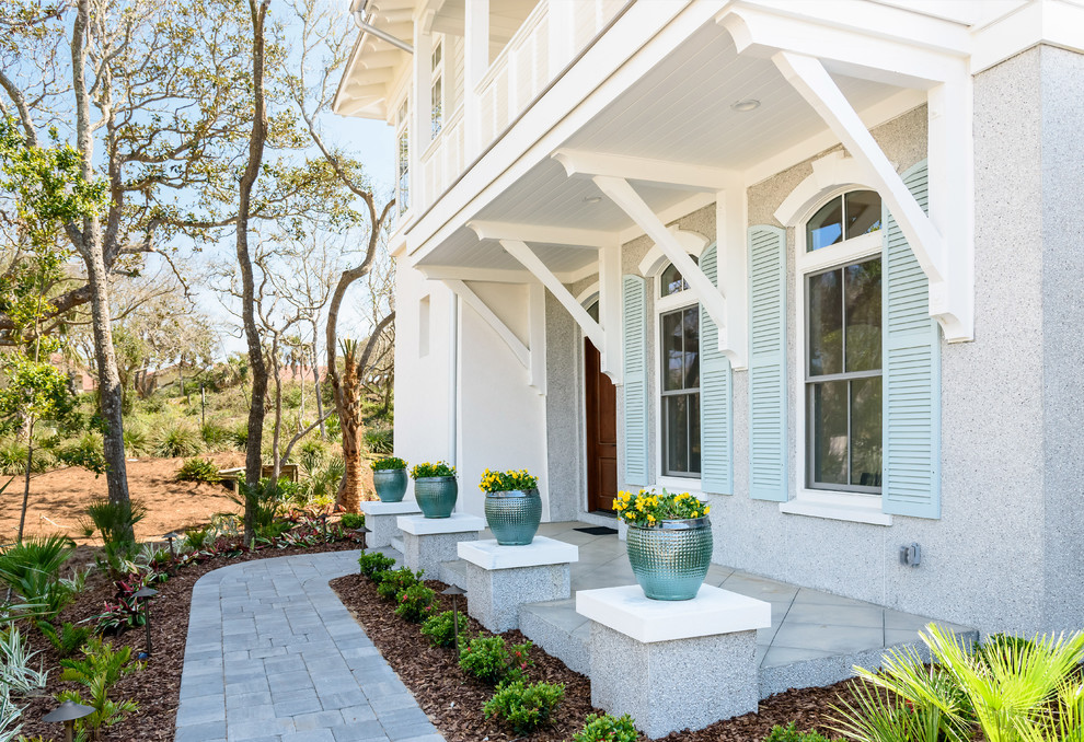 Idee per un portico stile marinaro di medie dimensioni e davanti casa con un giardino in vaso