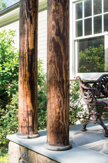 Überdachtes Klassisches Veranda im Vorgarten mit Natursteinplatten in Sonstige