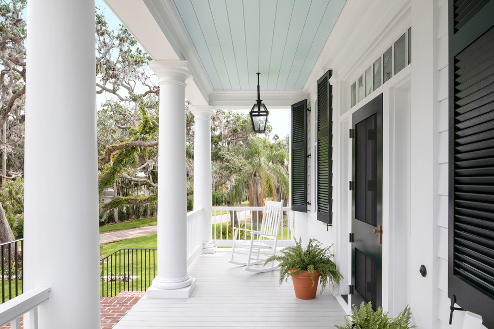Inspiration for a large traditional veranda in Tampa.