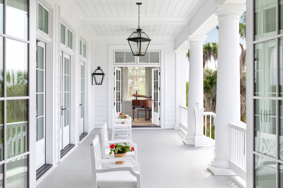 This is an example of a large traditional veranda in Tampa.