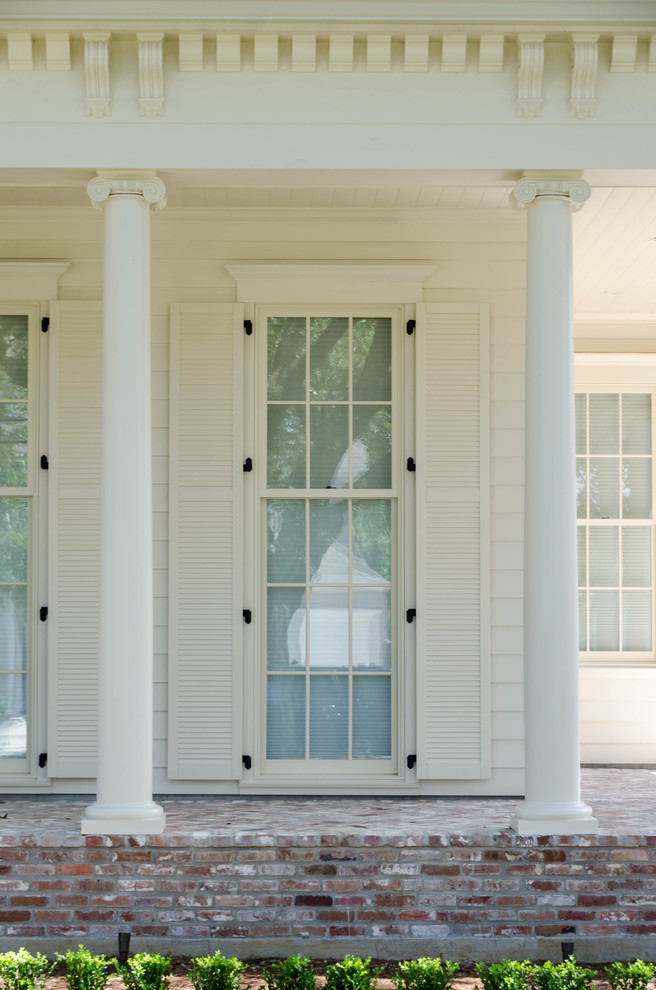 Источник вдохновения для домашнего уюта: большая веранда на переднем дворе в викторианском стиле с мощением клинкерной брусчаткой и навесом