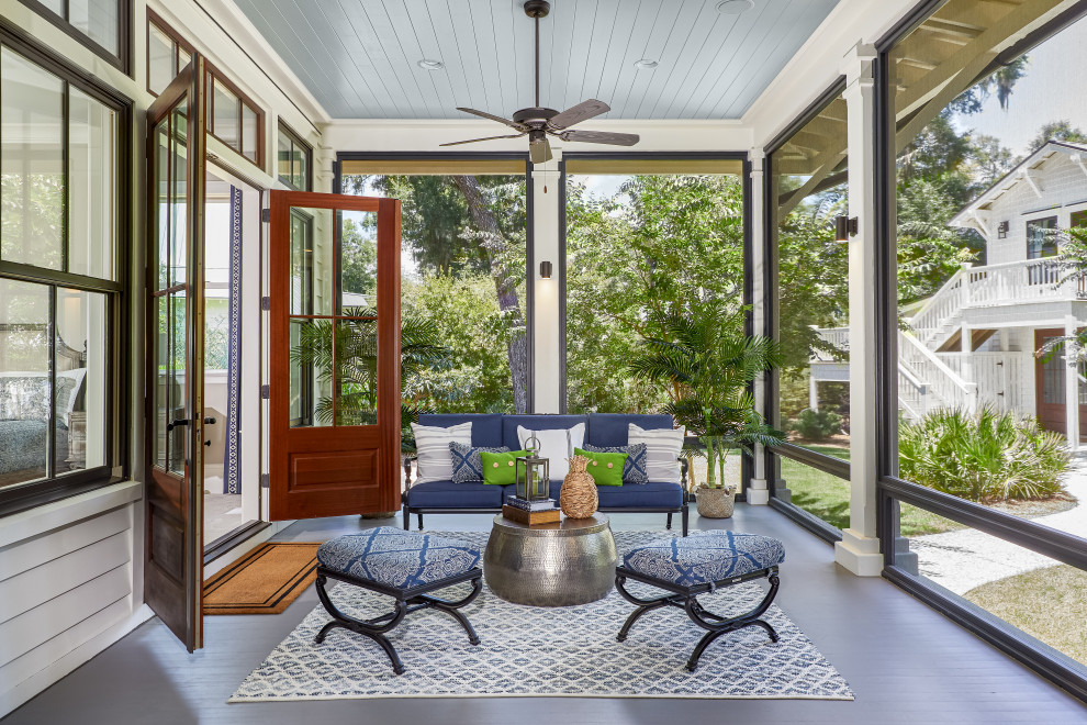 Idée de décoration pour un porche d'entrée de maison champêtre avec une terrasse en bois et une extension de toiture.