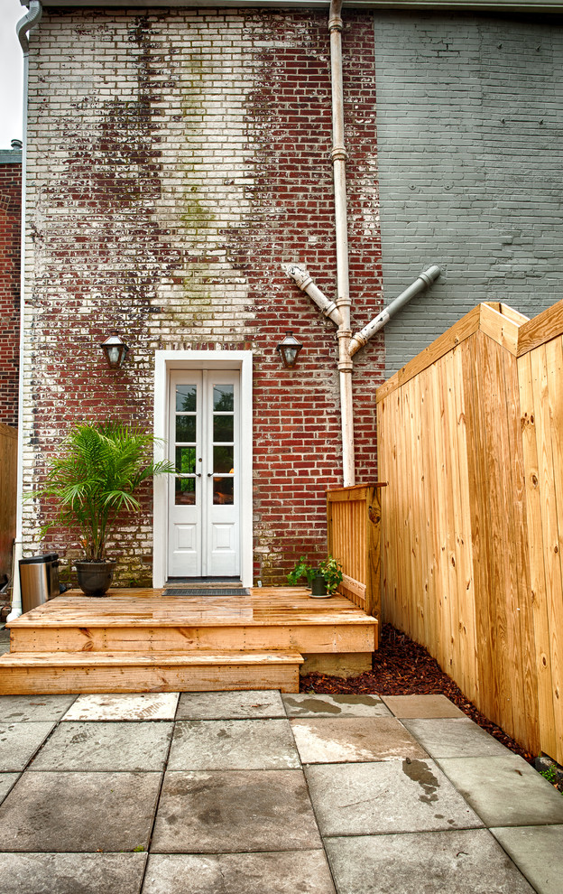 Foto di un piccolo portico industriale dietro casa con un giardino in vaso e pedane