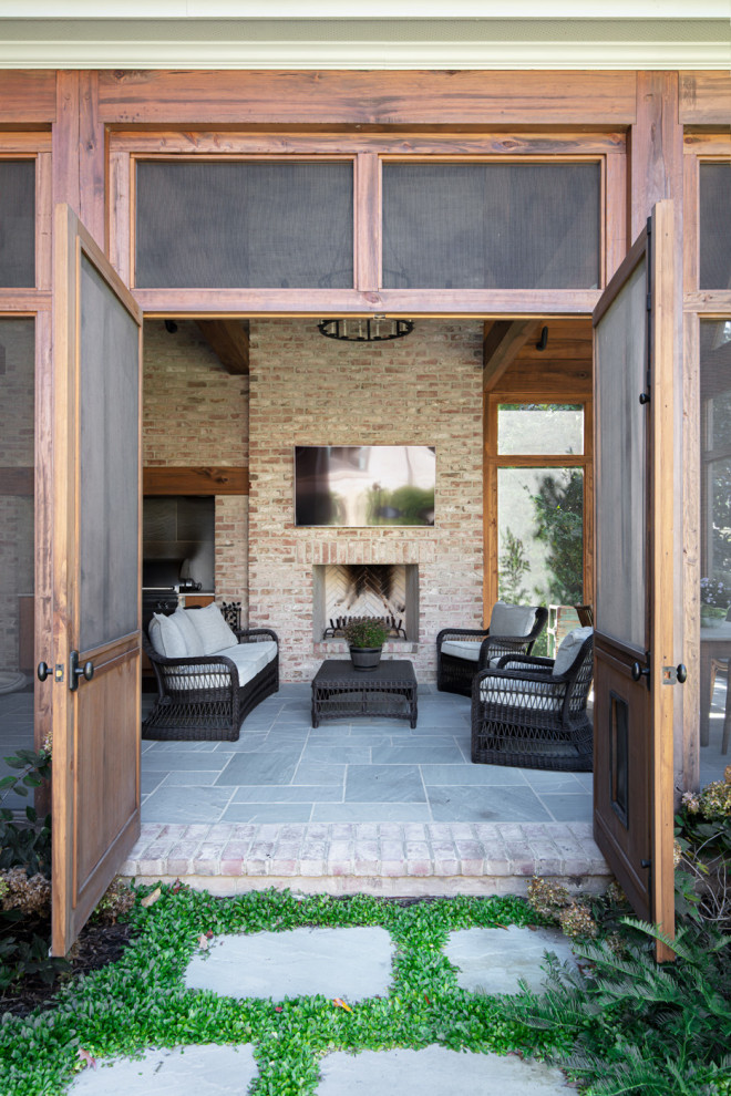 Cette image montre un porche d'entrée de maison arrière traditionnel avec une moustiquaire, des pavés en béton et une extension de toiture.