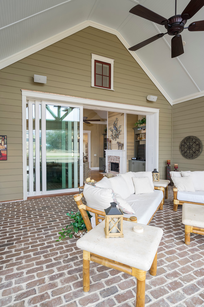 Aménagement d'un porche d'entrée de maison avant classique avec une extension de toiture, une moustiquaire et des pavés en brique.