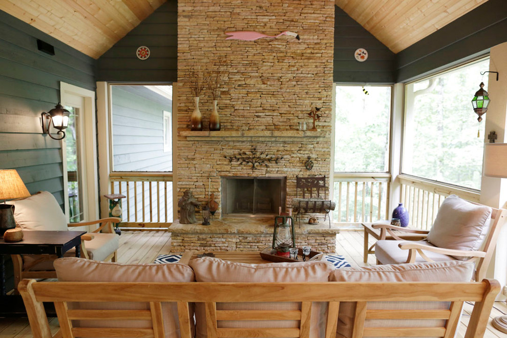 Idée de décoration pour un grand porche d'entrée de maison arrière craftsman avec une moustiquaire, une terrasse en bois et une extension de toiture.