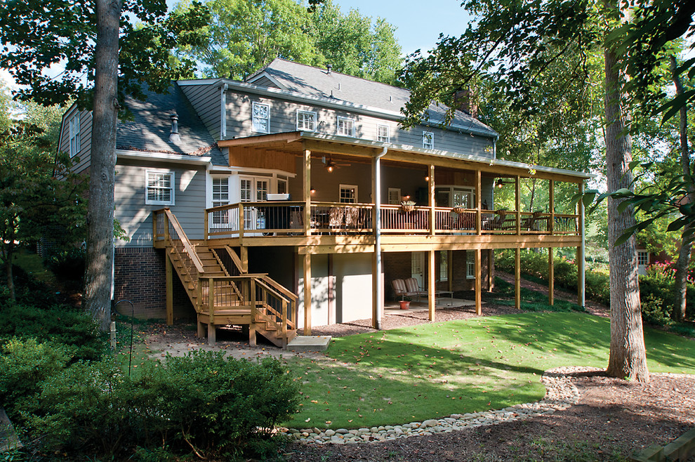 Idées déco pour un très grand porche d'entrée de maison arrière classique avec une extension de toiture.