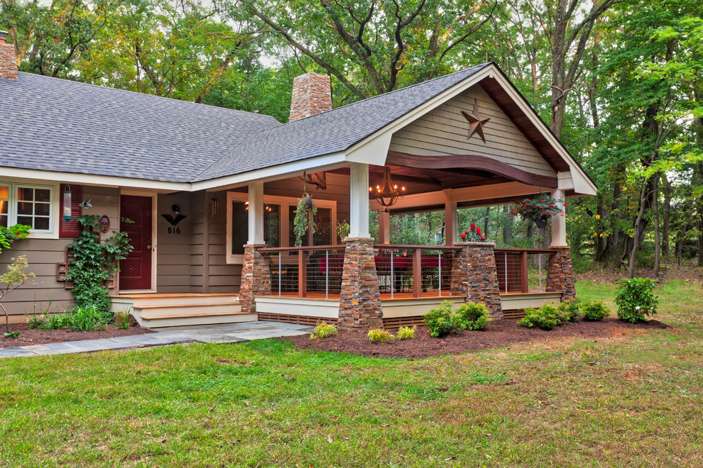 Foto di un portico stile americano davanti casa e di medie dimensioni con pedane e un tetto a sbalzo
