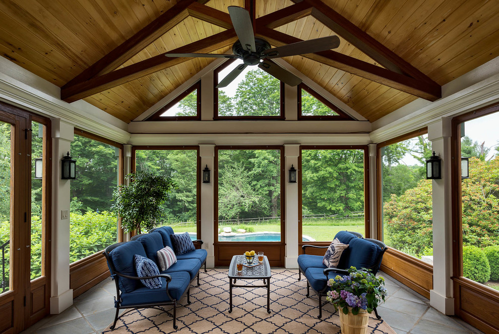 Réalisation d'un porche d'entrée de maison tradition de taille moyenne avec une moustiquaire, du carrelage et une extension de toiture.