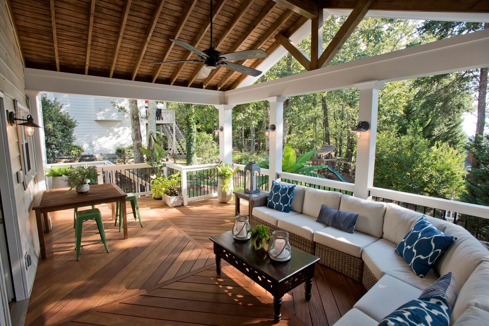 Exemple d'un porche d'entrée de maison arrière bord de mer de taille moyenne avec une moustiquaire, une terrasse en bois et une extension de toiture.
