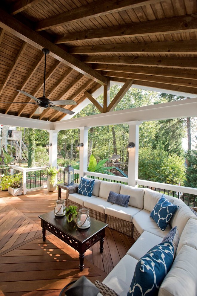 Idée de décoration pour un porche d'entrée de maison arrière marin de taille moyenne avec une extension de toiture.