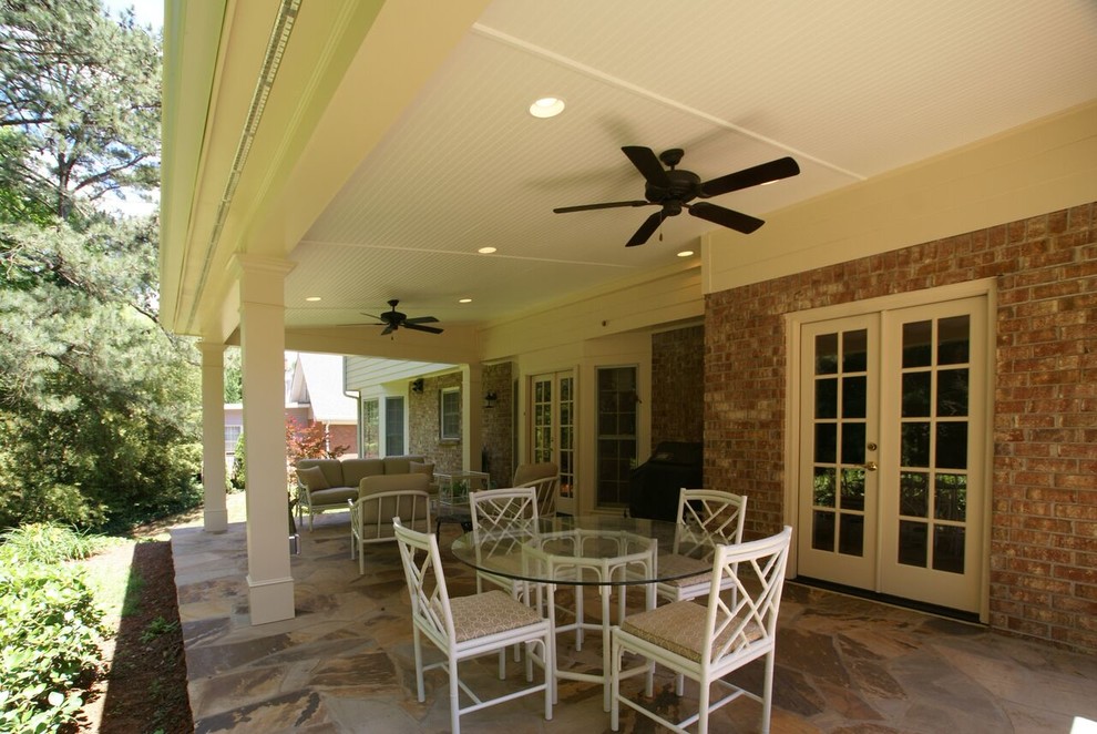 Diseño de terraza tradicional renovada grande en patio trasero y anexo de casas con adoquines de piedra natural
