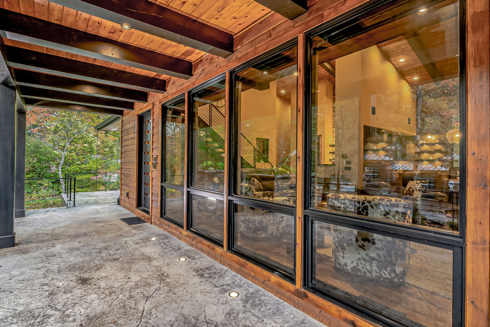 Idées déco pour un porche d'entrée de maison avant montagne de taille moyenne avec des pavés en pierre naturelle et une extension de toiture.