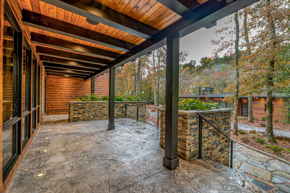 Réalisation d'un porche d'entrée de maison avant chalet de taille moyenne avec des pavés en pierre naturelle et une extension de toiture.
