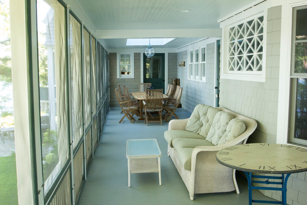 Foto de porche cerrado clásico de tamaño medio en patio delantero y anexo de casas con entablado