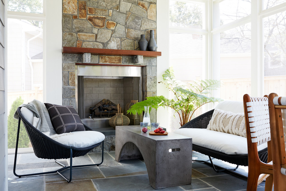 Imagen de porche cerrado clásico renovado en patio trasero con adoquines de piedra natural