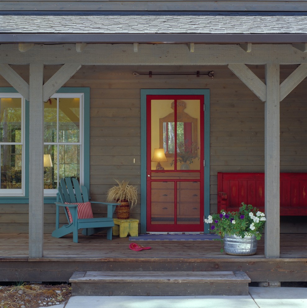 Exemple d'un porche avec des plantes en pot éclectique avec une terrasse en bois et une extension de toiture.