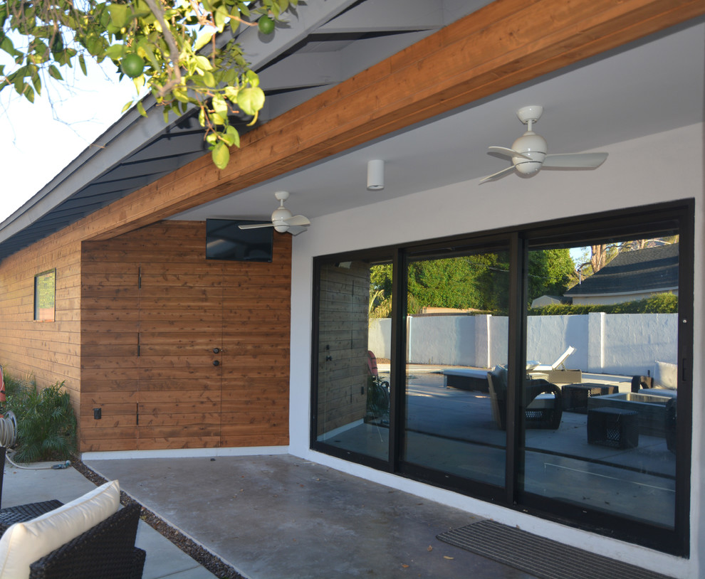 Inspiration pour un porche d'entrée de maison arrière urbain de taille moyenne avec une dalle de béton.