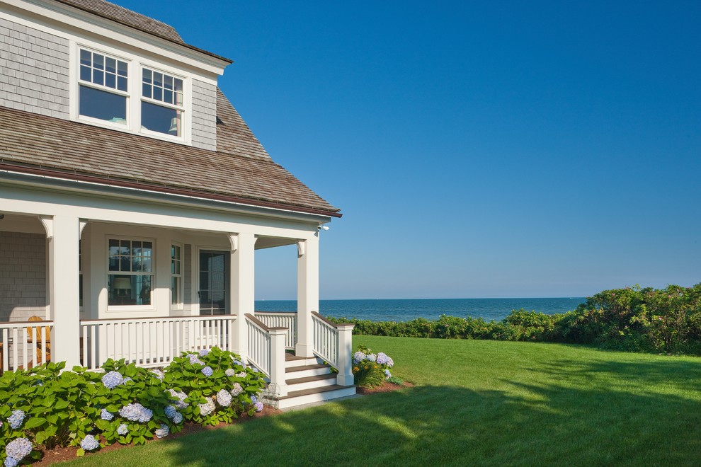 Idées déco pour un porche d'entrée de maison latéral bord de mer de taille moyenne avec une extension de toiture.