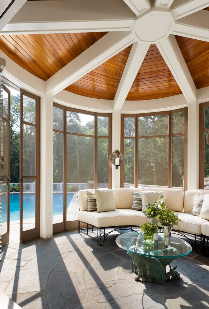 Idées déco pour un porche d'entrée de maison classique avec des pavés en pierre naturelle, une extension de toiture et tous types de couvertures.