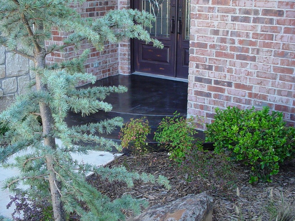 Свежая идея для дизайна: маленькая веранда на переднем дворе в классическом стиле с покрытием из бетонных плит и навесом для на участке и в саду - отличное фото интерьера