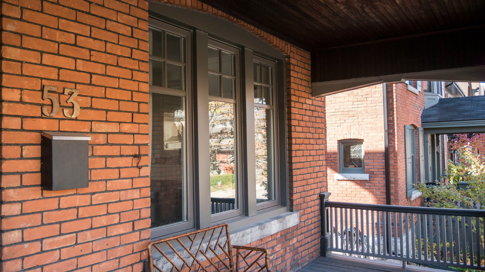 Foto på en mellanstor vintage veranda framför huset, med trädäck och takförlängning