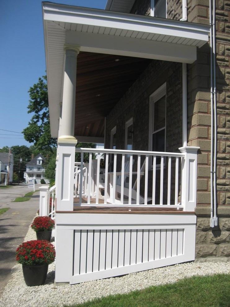 Idéer för mellanstora vintage verandor framför huset, med takförlängning