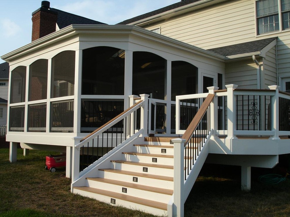 Immagine di un portico american style di medie dimensioni e dietro casa con un portico chiuso, pedane e un tetto a sbalzo