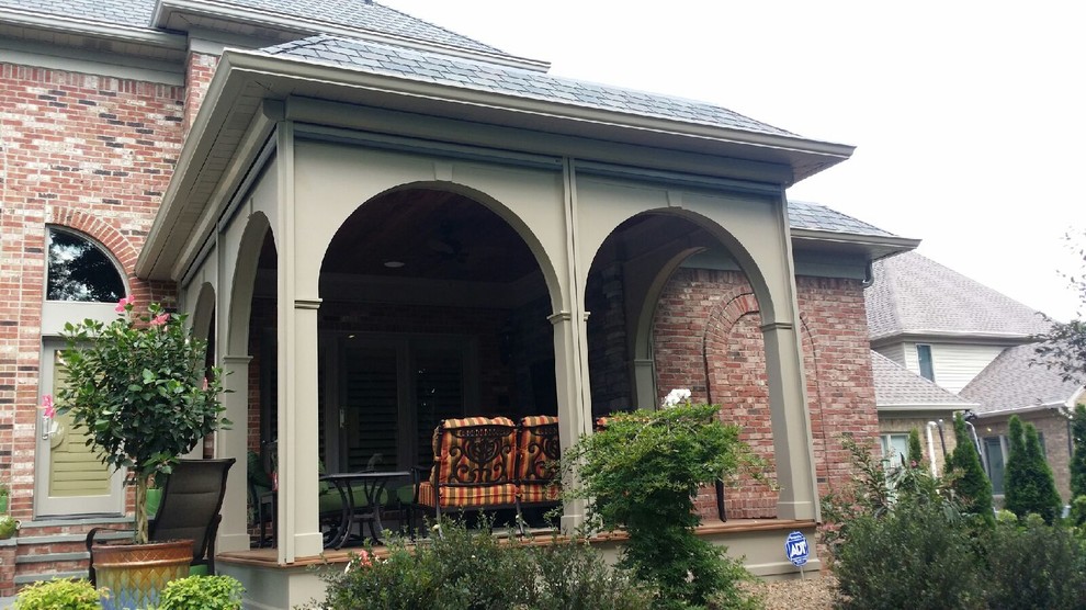 Idéer för att renovera en stor vintage innätad veranda på baksidan av huset, med takförlängning och trädäck