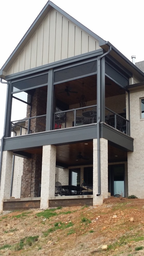 Aménagement d'un grand porche d'entrée de maison arrière craftsman avec une extension de toiture.