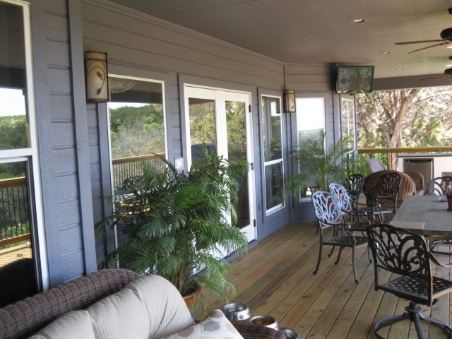 Inredning av en klassisk veranda på baksidan av huset, med trädäck och takförlängning