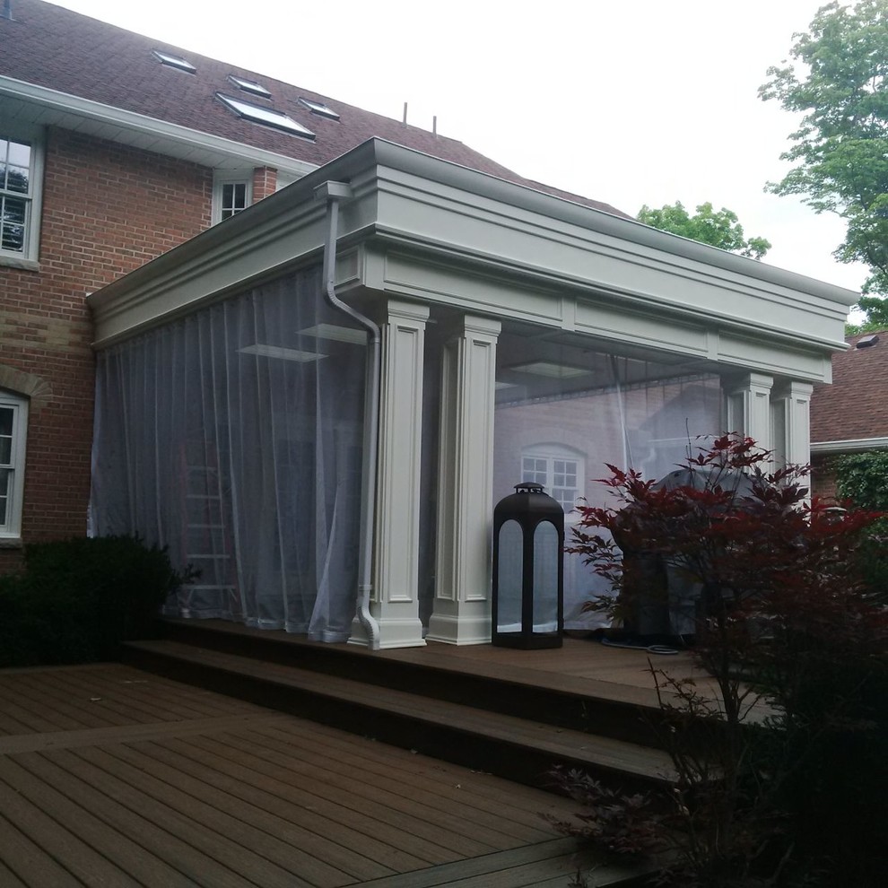 Immagine di un grande portico minimal dietro casa con un tetto a sbalzo