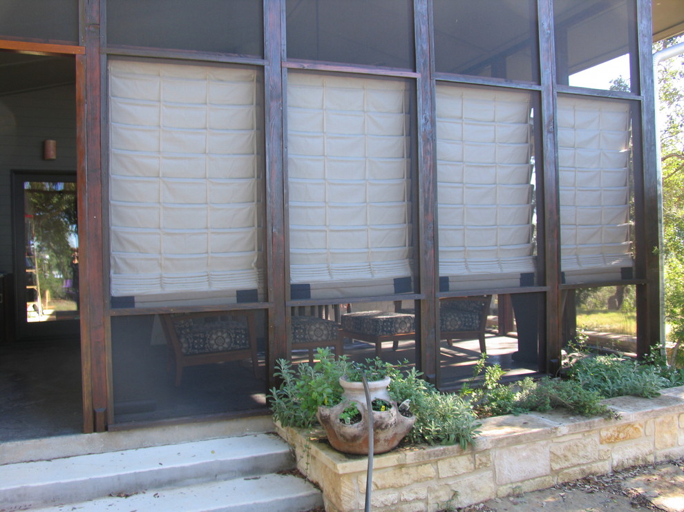 Idéer för att renovera en funkis innätad veranda på baksidan av huset, med takförlängning