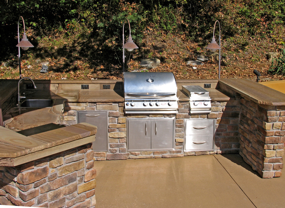 Идея дизайна: большая веранда на заднем дворе в стиле кантри с летней кухней и покрытием из бетонных плит