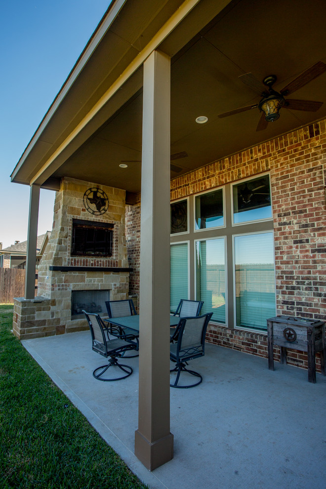 Aménagement d'un porche d'entrée de maison arrière classique de taille moyenne avec une cuisine d'été et une dalle de béton.