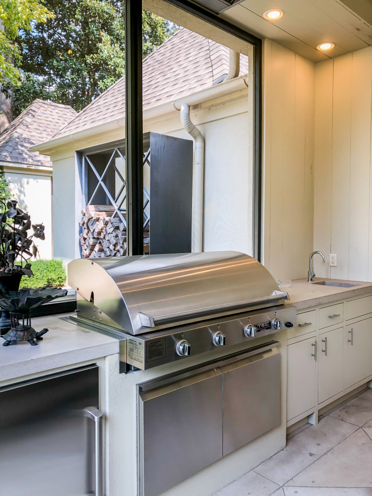 Стильный дизайн: веранда среднего размера на заднем дворе в современном стиле с летней кухней, покрытием из каменной брусчатки и навесом - последний тренд