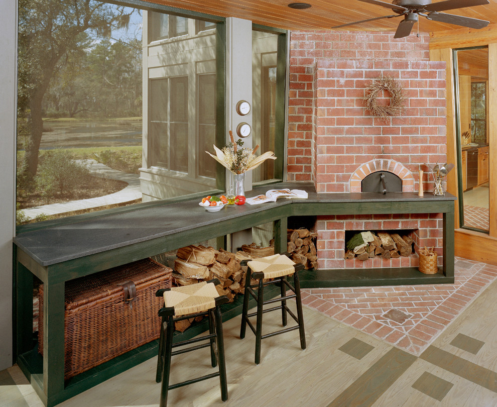 На фото: маленькая веранда в классическом стиле с летней кухней и навесом для на участке и в саду с