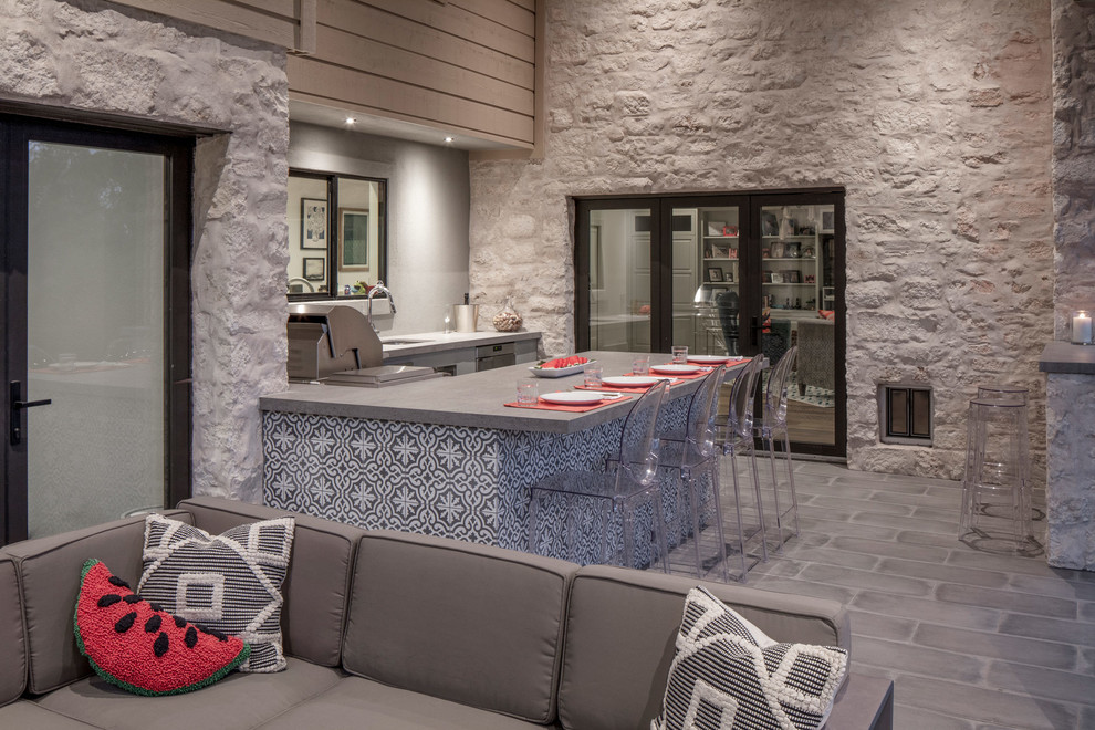 Idée de décoration pour un porche d'entrée de maison arrière design de taille moyenne avec une cuisine d'été et une extension de toiture.