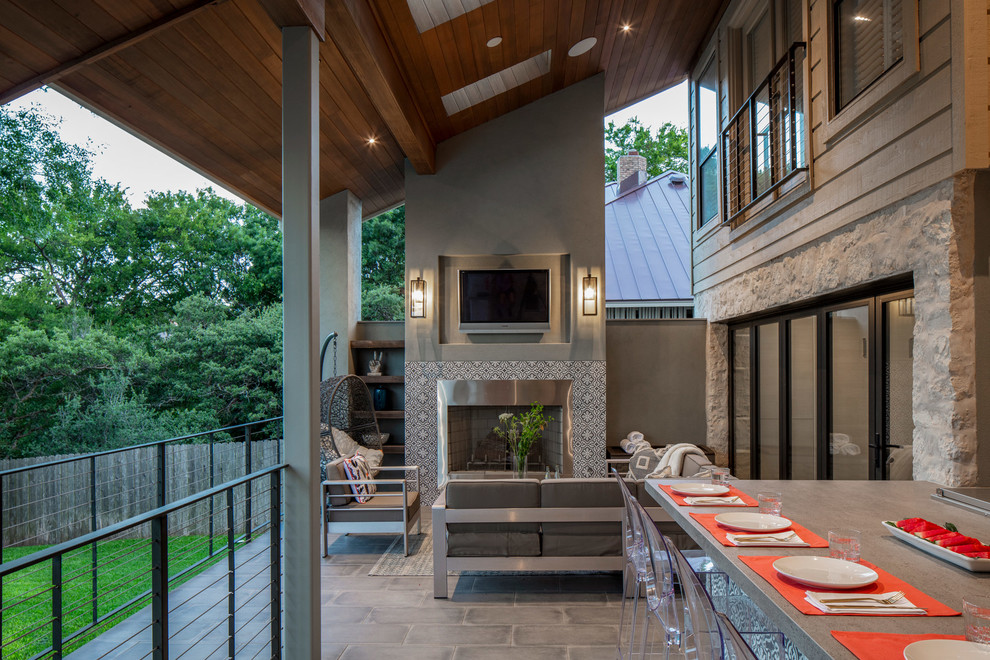 Mittelgroße, Überdachte Moderne Veranda hinter dem Haus mit Outdoor-Küche in Austin