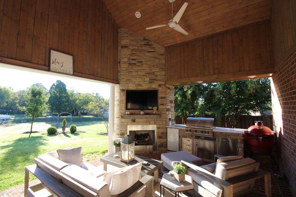 Idées déco pour un porche d'entrée de maison arrière classique de taille moyenne avec une cuisine d'été, des pavés en brique et une extension de toiture.