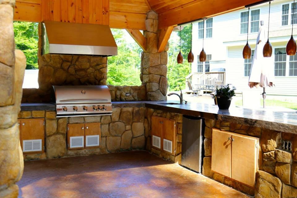 Exemple d'un grand porche d'entrée de maison arrière moderne avec une cuisine d'été.