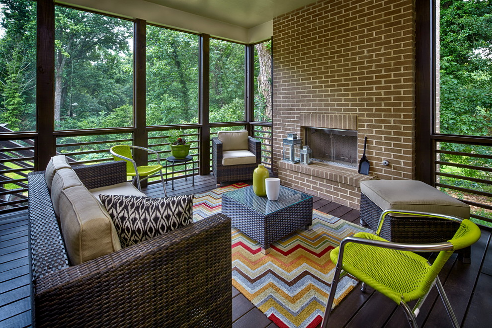 Moderne Veranda mit Feuerstelle und Dielen in Atlanta