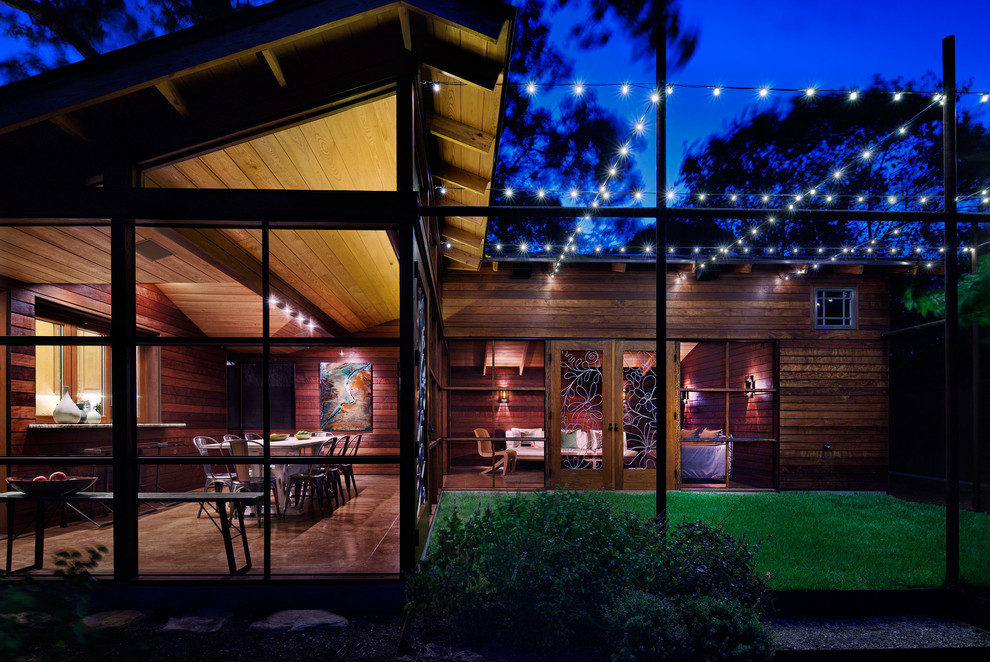 Design ideas for a contemporary back veranda in Austin.