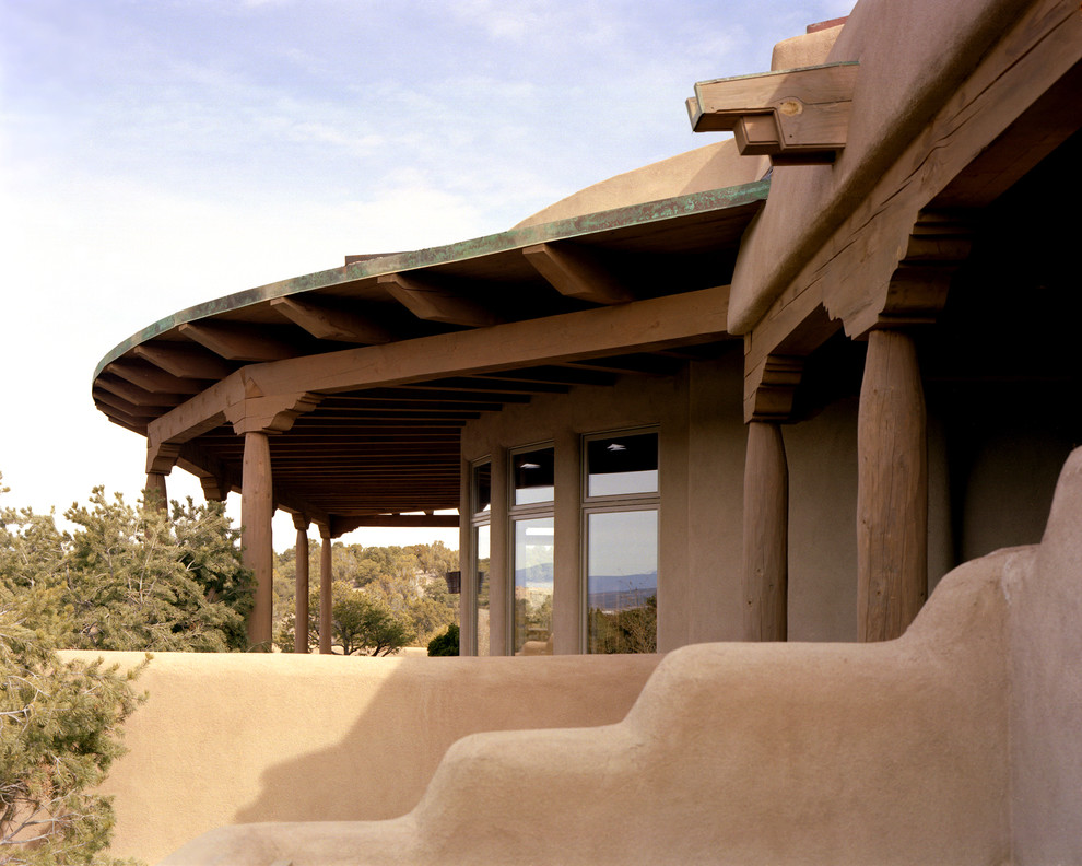 Idée de décoration pour un porche d'entrée de maison arrière sud-ouest américain de taille moyenne avec une cuisine d'été, des pavés en pierre naturelle et un auvent.