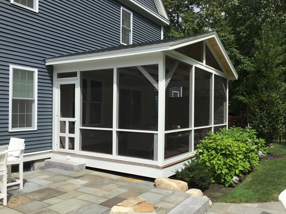 Ispirazione per un piccolo portico minimalista dietro casa con un focolare, pedane e un tetto a sbalzo