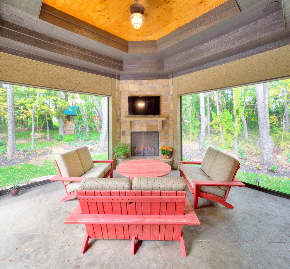 Photo of a classic veranda in Kansas City with a fire feature.