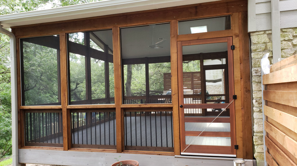 На фото: большая веранда на заднем дворе в стиле фьюжн с летней кухней, покрытием из бетонных плит и навесом