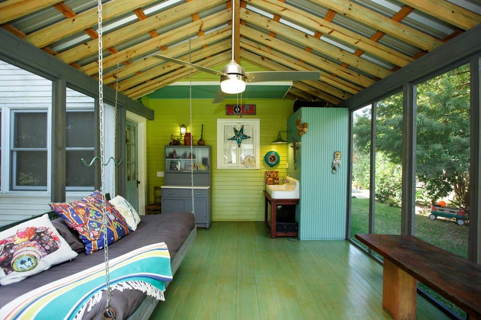 Aménagement d'un porche d'entrée de maison arrière éclectique de taille moyenne avec une cuisine d'été, une terrasse en bois et une extension de toiture.