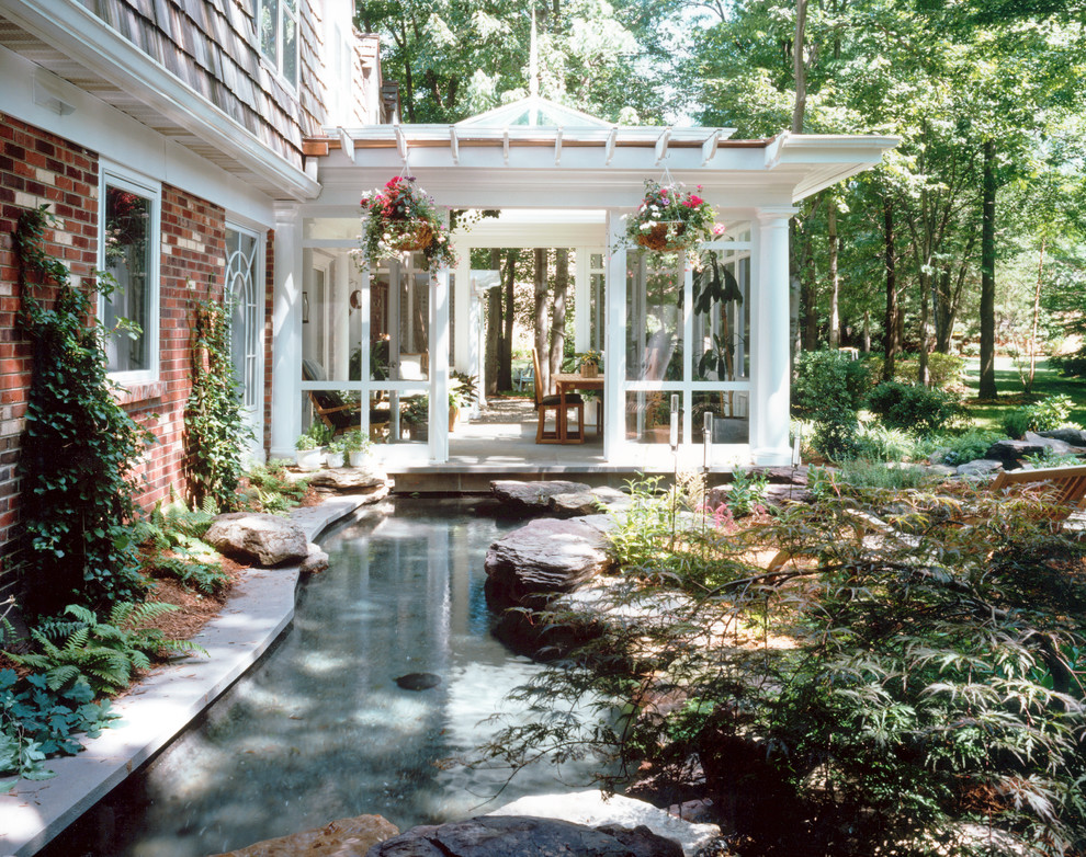 Cette image montre un porche d'entrée de maison traditionnel avec un point d'eau.
