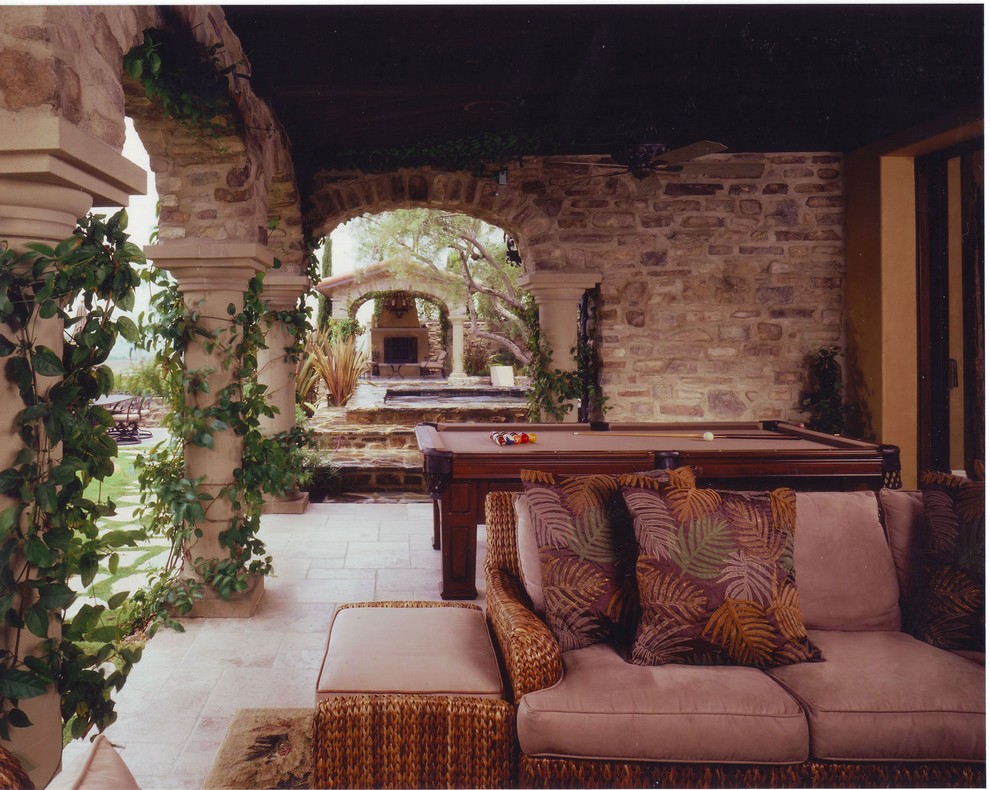 Стильный дизайн: большая веранда на заднем дворе в стиле фьюжн с мощением клинкерной брусчаткой, навесом и вертикальным садом - последний тренд
